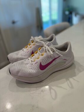 Nike Women's Air Winflo 9.5 Running Shoe White/Fuchsia Dream